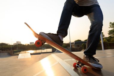 kaykaycı bacaklar skatepark rampa üzerinde kaykay sürme