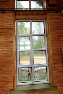 Penceresi ve orman manzaralı boş ahşap evin içi