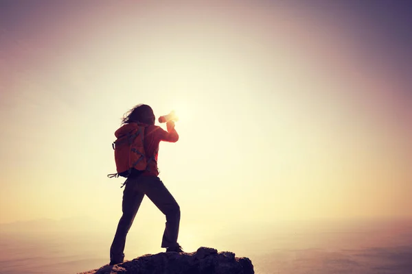 Jonge Vrouw Schreeuwen Met Luidspreker Bergtop Tijdens Zonsopgang — Stockfoto