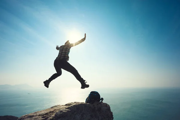 Kvinnliga Hiker Hoppning Seaside Klippa Sunrise — Stockfoto