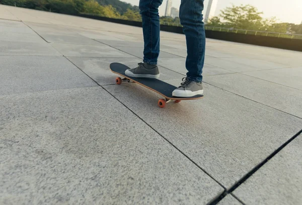 Θηλυκό Skateboarder Ιππασίας Skateboard Στην Πόλη — Φωτογραφία Αρχείου