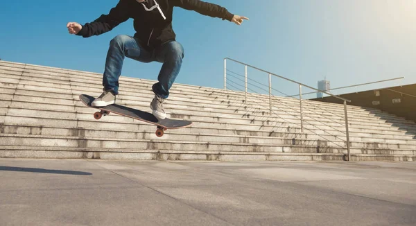 Skateboarder Saltando Las Escaleras Ciudad Con Monopatín — Foto de Stock