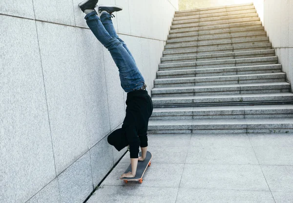 Kvinnliga Skateboardåkare Gör Handstand Skateboard Mot Vägg — Stockfoto