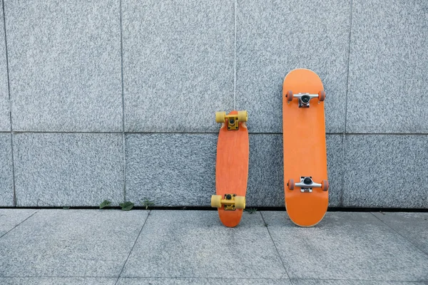 Twee Skateboards Tegen Grijs Betonnen Wand — Stockfoto