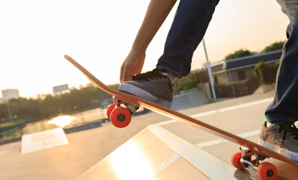 Skateboarder Jambes Équitation Skateboard Sur Rampe Skatepark — Photo