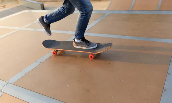 Πόδια Skateboarder Ιππασία Skateboard Στο Skatepark Ράμπα — Φωτογραφία Αρχείου