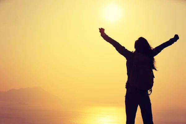 Silhouette Einer Wanderin Mit Rucksack Die Bei Sonnenaufgang Der Windigen — Stockfoto