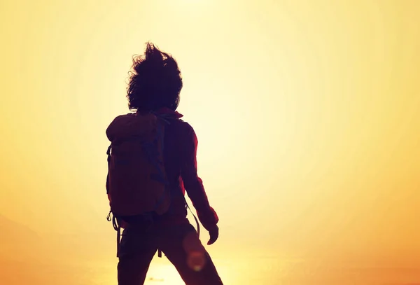 Jonge Vrouw Met Rugzak Staande Zonsopgang Winderige Kust — Stockfoto