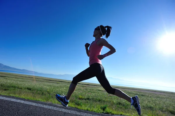 Ung Fitness Sporty Kvinde Kører Landevejen - Stock-foto