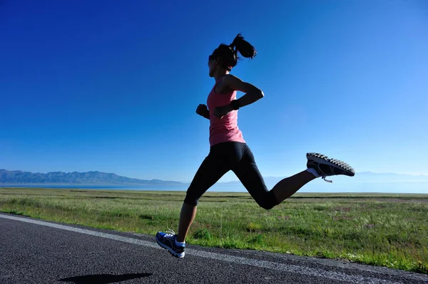 Junge Fitness Sportlerin Läuft Auf Landstraße — Stockfoto