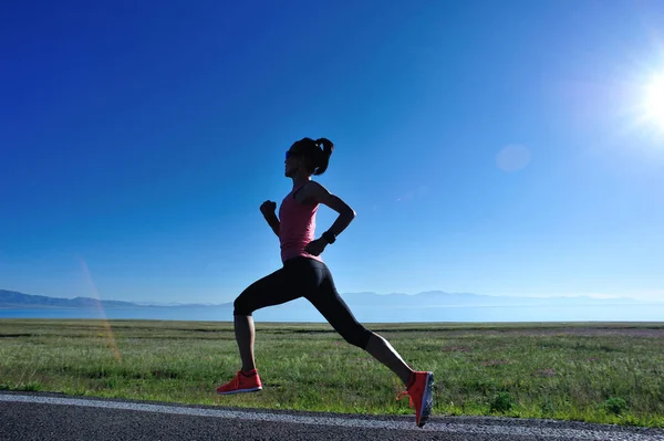 Junge Fitness Sportlerin Läuft Auf Landstraße — Stockfoto