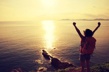 Sahil Dağı'nda günbatımı sırasında ayakta kaldırdı elleriyle genç kadın