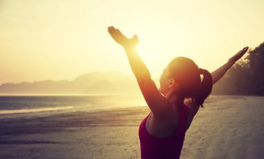 Sunrise Beach Kollarını açarak tezahürat genç kadın