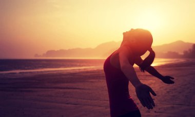 Sunrise Beach Kollarını açarak tezahürat genç kadın