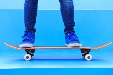 bir kadın kaykaycı bacaklar üzerinde paten Parkı kaykay sürme