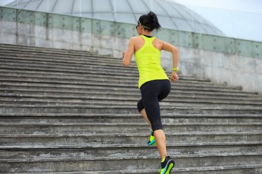 Üst katta çalışan genç fitness sportif kadın
