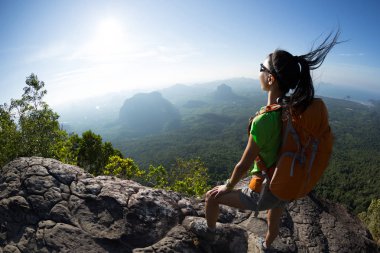Dağ tepe üzerinde manzarayı sırt çantası olan kadın  