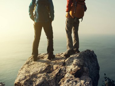 iki kadın yürüyüşçü sahil dağ tepesinde arıyorsunuz 