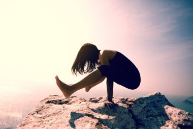 Genç kadın pratik Yoga kol-denge amut vinç