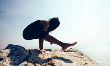 Genç kadın pratik Yoga kol-denge amut vinç