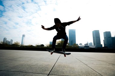 kaykaycı bacaklar kaykay City ile atlama 