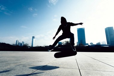 Bayan kaykaycı City kaykay üzerinde pratik