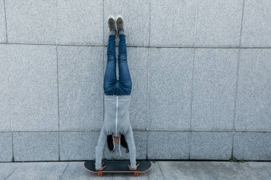 Bayan kaykaycı duvara kaykay üzerinde de amuda