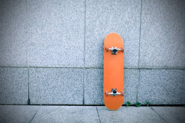 gri duvara bir kaykay