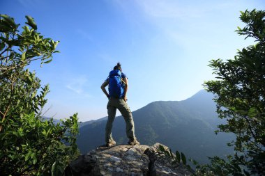 dağın tepesinde duran başarılı uzun yürüyüşe çıkan kimse
