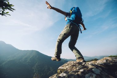 cesur kadın kenarına dağın tepesinde yürüyen uzun yürüyüşe çıkan kimse
