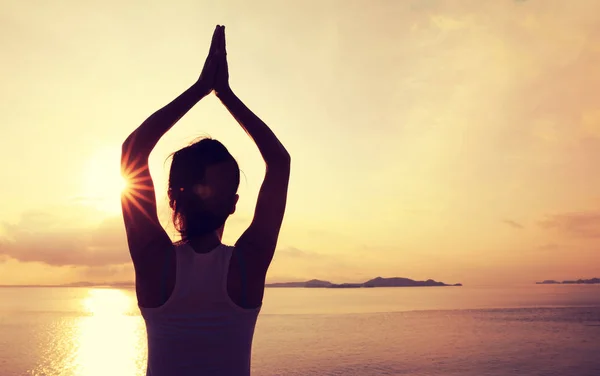 Una Joven Practicando Yoga Costa Del Amanecer —  Fotos de Stock