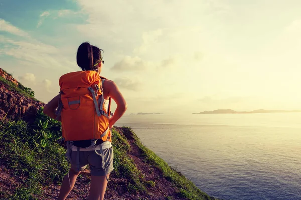 Ung Kvinna Hiker Med Ryggsäck Stående Seaside Mountain — Stockfoto