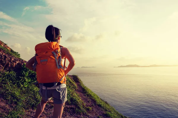 Jeune Femme Randonneuse Avec Sac Dos Debout Bord Mer Montagne — Photo