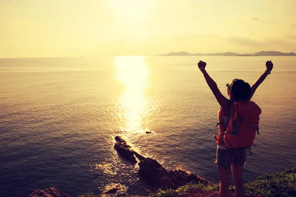 Sahil Dağı'nda günbatımı sırasında ayakta kaldırdı elleriyle genç kadın