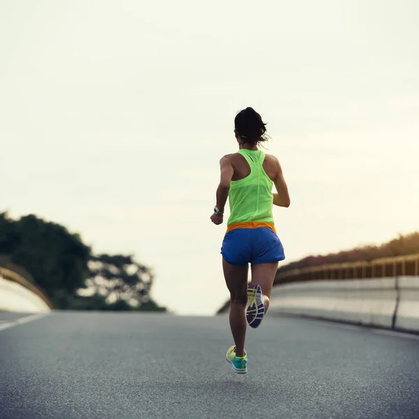 Jeune Femme Fitness Courir Sur Route Ville — Photo