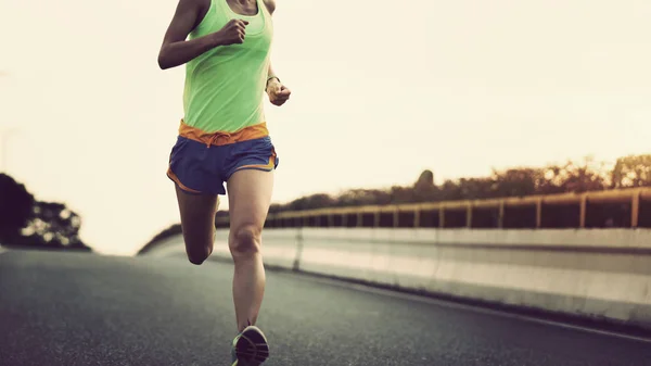 Joven Fitness Mujer Corriendo Ciudad Carretera — Foto de Stock