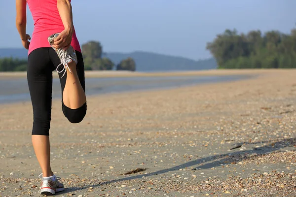 Kumsalda Isınma Genç Fitness Kadın — Stok fotoğraf