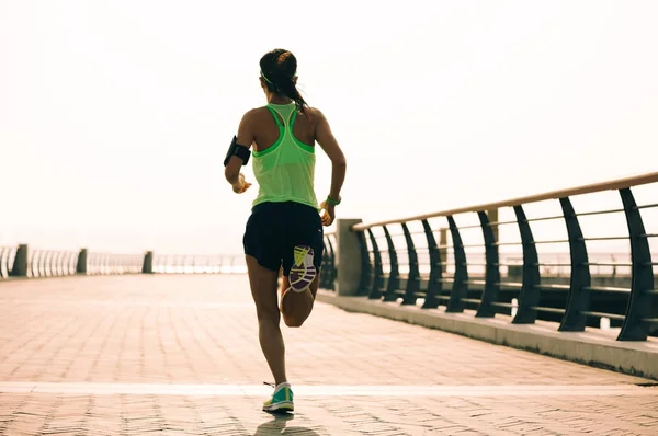 Junge Fitness Sportlerin Läuft Meer — Stockfoto