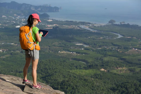 Başarılı Kadın Uzun Yürüyüşe Çıkan Kimse Alarak Resim Dağ Tepe — Stok fotoğraf