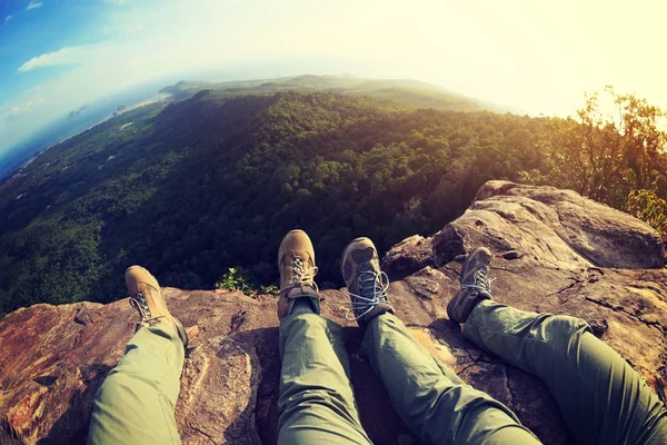 観光客を眺め 崖に足をハイキング — ストック写真