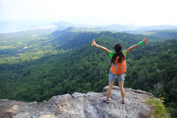 Young Woman Hiker Open Arms Mountain Top — Stock Photo, Image