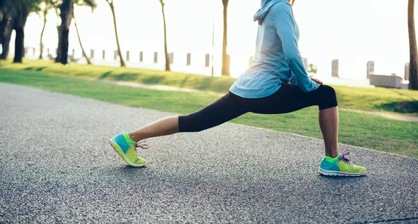 Young Fitness Woman Warming Tropical Park — Stock Photo, Image