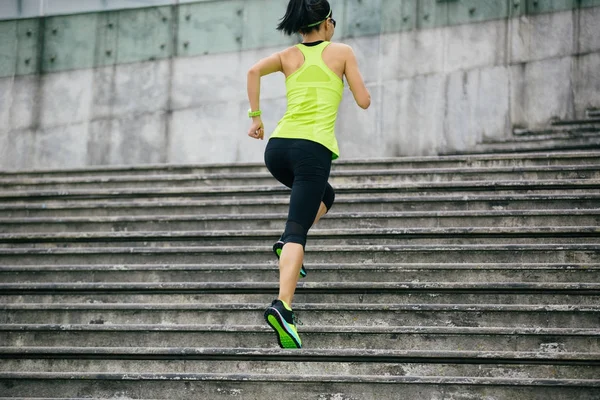 Junge Fitness Sportlerin Rennt Treppe Hinauf — Stockfoto