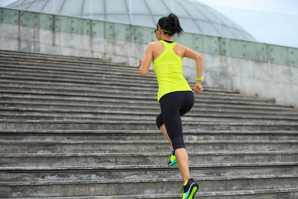 Jovem Fitness Mulher Desportiva Correndo Cima — Fotografia de Stock