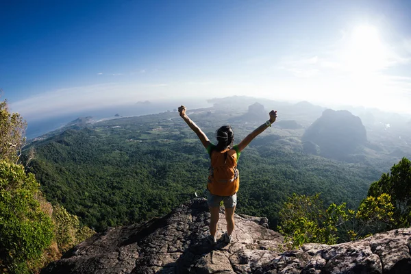 山の頂上にバックパック立って 若い女性を応援 — ストック写真