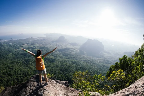 Jubelnde Junge Frau Mit Rucksack Steht Auf Berggipfel — Stockfoto