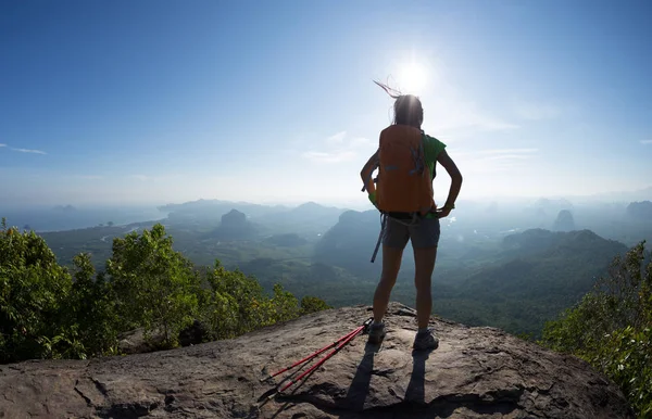 Jonge Vrouw Met Rugzak Genieten Van Het Uitzicht Bergtop — Stockfoto