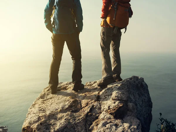 iki kadın yürüyüşçü sahil dağ tepesinde arıyorsunuz 