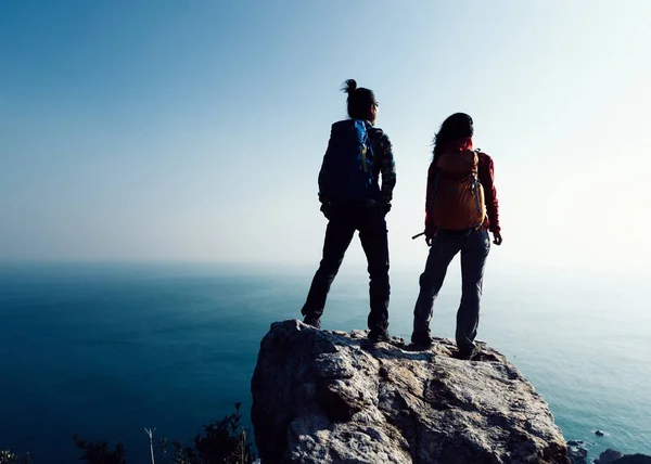 Dvě Ženy Turisty Při Pohledu Vrchol Hory Moře — Stock fotografie
