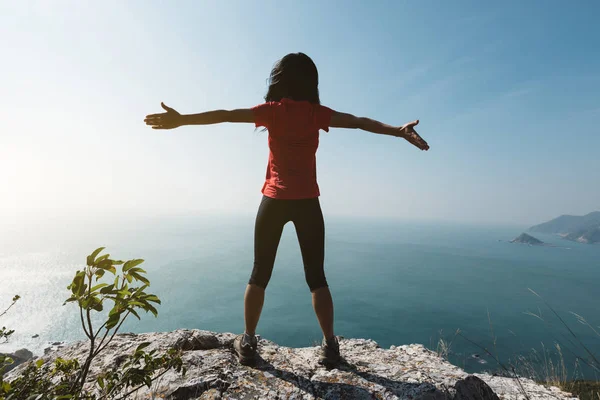 Jonge Vrouw Met Uitgestrekte Armen Zonsopgang Winderige Kommuna — Stockfoto